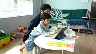 El padre Kim Jungu y su hijo, Dohun, jugando y aprendiendo a través de una IA.