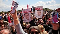 Unterstützer von Ekrem İmamoğlu versammeln sich vor dem Gefängnis, in dem seine Anhörung stattfindet, westlich von Istanbul, 11. April 2025