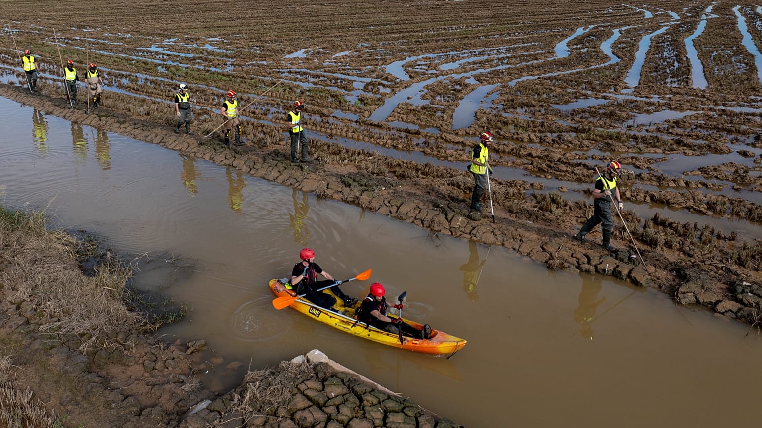 Miembros del V batallón de la UME buscan en el área cuerpos arrastrados por las inundaciones en las inmediaciones de Valencia, España, el viernes 8 de noviembre.