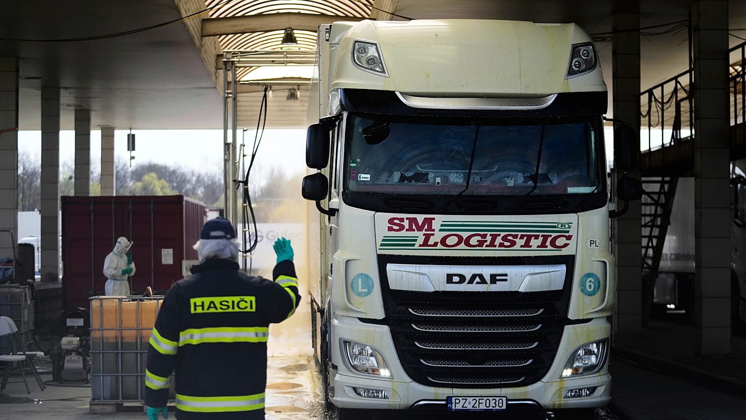 Un camion attraversa una doccia di disinfettante per prevenire la diffusione dell'afta epizootica dalla Slovacchia al confine di Lanzhot, Repubblica Ceca, 11 aprile 2025