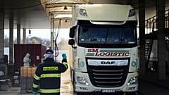 Un camion attraversa una doccia di disinfettante per prevenire la diffusione dell'afta epizootica dalla Slovacchia al confine di Lanzhot, Repubblica Ceca, 11 aprile 2025