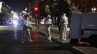 Κλιμάκιο του τμήματος εξουδετέρωσης εκρηκτικών μηχανισμών, συλλέγει στοιχεία μετά την έκρηξη έξω από τα γραφεία της Hellenic train στην λεωφόρο Συγγρού