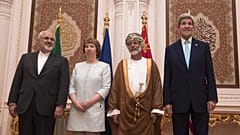 L'ex ministro degli Esteri omanita Yusuf bin Alawi con i suoi omologhi statunitense e iraniano e il rappresentante della politica estera europea a Muscat nel 2014 