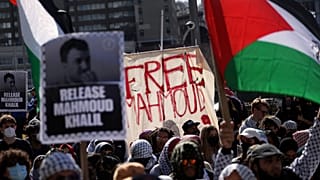 محتجون يتظاهرون دعما للناشط الفلسطيني المعتقل محمود خليل ، الجمعة 14 مارس / آذار 2025 ، في نيويورك.