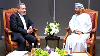 وزيرا خارجية إيران وعُمان يلتقيان قبيل مفاوضات مع مبعوث أميركي في مسقط، 12 أبريل/ نيسان 2025.
