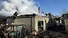 Tűzoltás orosz rakétatámadás után a donyecki térségben