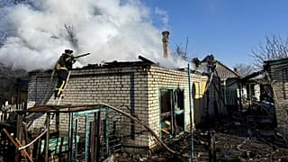 Tűzoltás orosz rakétatámadás után a donyecki térségben