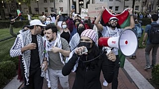 Mahmoud Khalil (balról a 2.) a Columbia Egyetem egyik Izrael-ellenes megmozdulásán