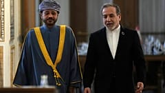 وزير الخارجية الإيراني عباس عراقجي, حق, ونظيره العماني السيد بدر البوسعيدي يصلان إلى مؤتمر صحفي بعد اجتماعهما في طهران, إيران, الإثنين, ديسمبر. 30, 2024.