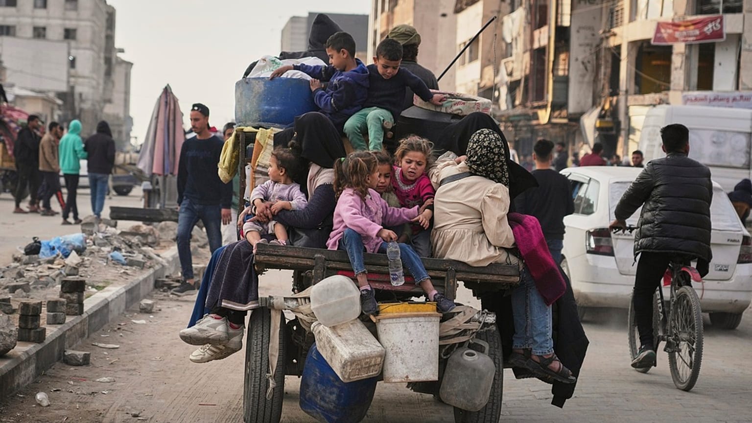 Vertriebene Palästinenser fliehen vom Osten in den Westen von Gaza-Stadt, nachdem das israelische Militär am Freitag, den 11. April 2025, die Evakuierung des Gebiets angeordnet hat.
