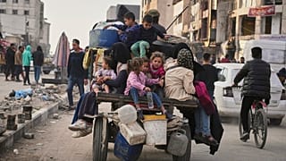 Palestinesi in fuga da Gaza City dopo il nuovo ordine di evacuazione imposto da Israele