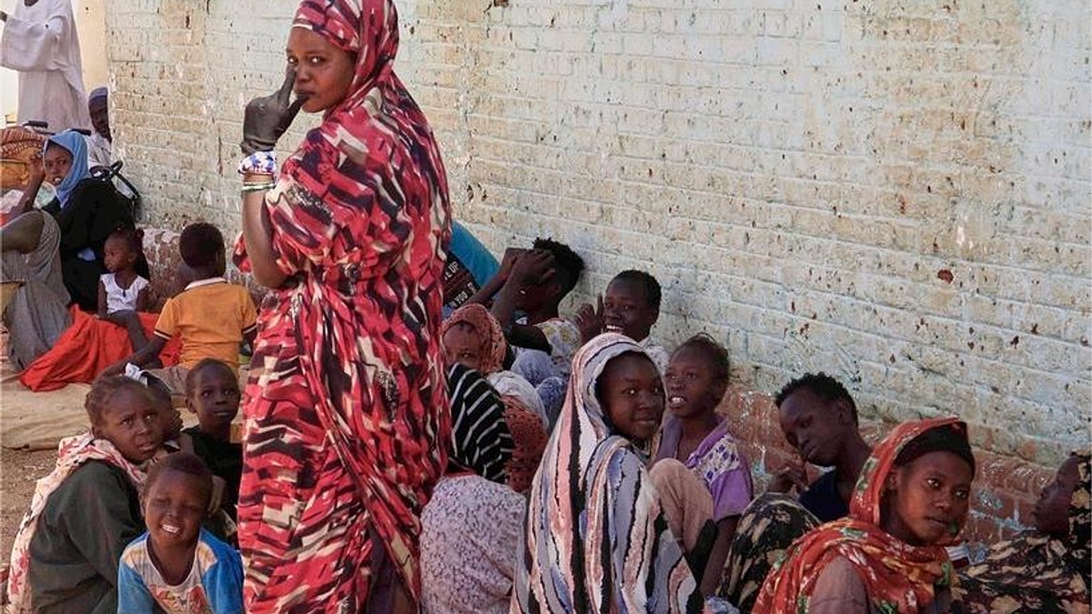 عائلات سودانية نازحة تحتمي في مدرسة بعد أن أخلوها الجيش السوداني من المناطق التي كانت تسيطر عليها قوات الدعم السريع شبه العسكرية في أم درمان ، السودان 