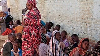 عائلات سودانية نازحة تحتمي في مدرسة بعد أن أخلوها الجيش السوداني من المناطق التي كانت تسيطر عليها قوات الدعم السريع شبه العسكرية في أم درمان ، السودان 