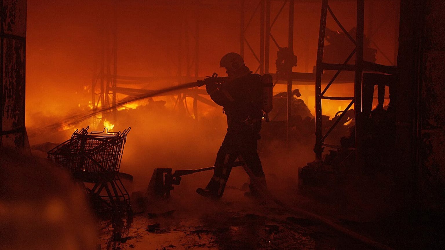 Soccorritori al lavoro per spegnere un incendio a seguito di un attacco russo a Kiev, in Ucraina, il 12 aprile 2025