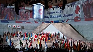 Zászlóvivők lépnek be a helyszínre az Expo 2025 megnyitó ünnepségén a Japán középső részén fekvő Oszakában, 2025. április 12-én, szombaton.