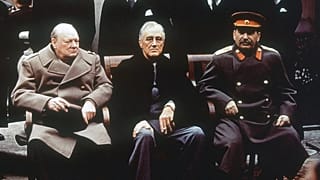 وینستون چرچیل، نخست وزیر بریتانیا، فرانکلین روزولت، رئیس جمهور ایالات متحده و جوزف استالین، رهبر اتحاد جماهیر شوروی، کاخ لیوادیا، یالتا، کریمه  ۱۹۴۵