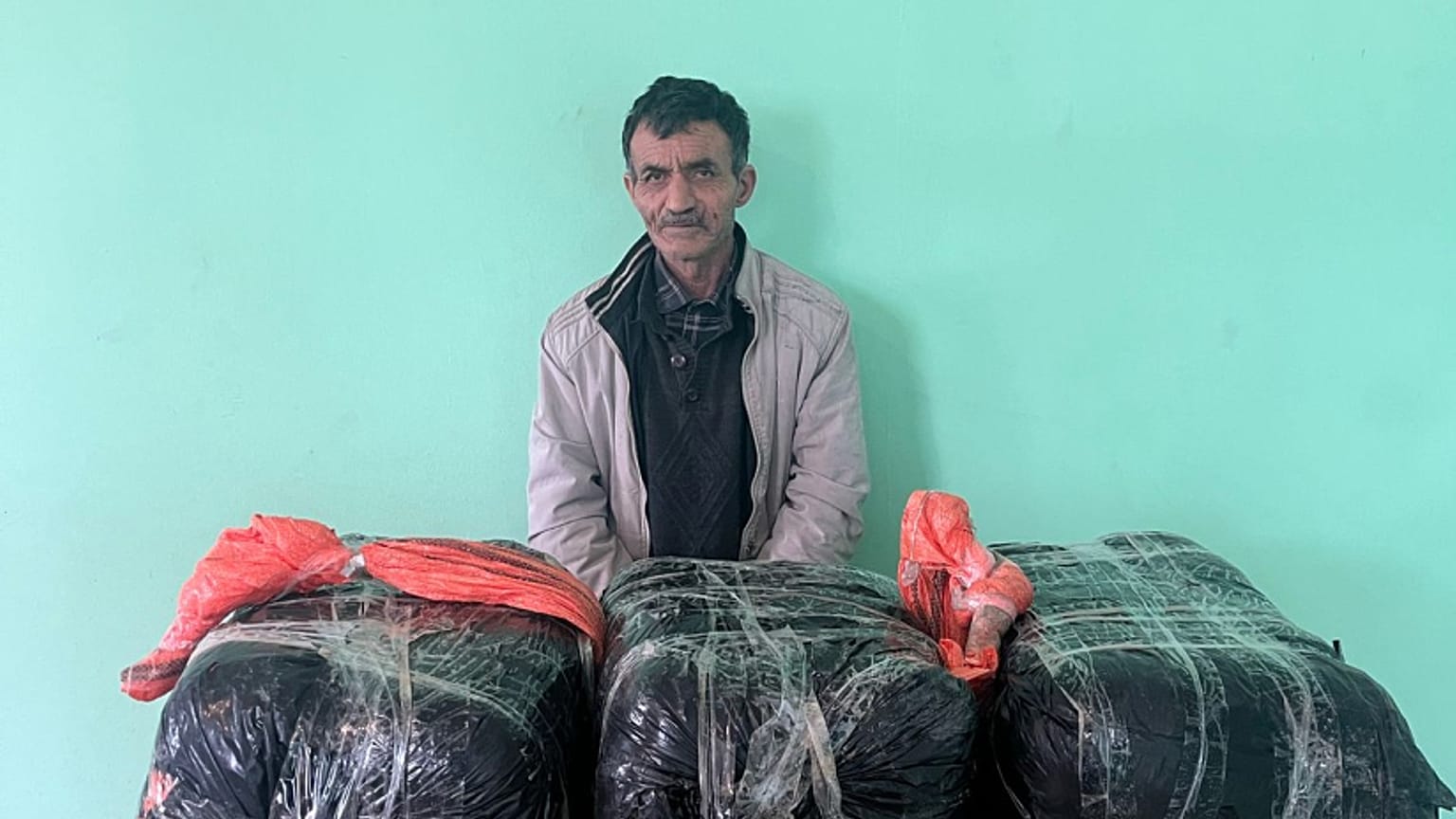 Azerbaycan sınır muhafızlarının İran'dan silahlı bir uyuşturucu kaçakçılığı girişimini engellediği bildirildi
