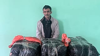 Azerbaycan sınır muhafızlarının İran'dan silahlı bir uyuşturucu kaçakçılığı girişimini engellediği bildirildi