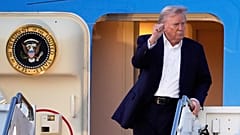 El presidente Donald Trump llega al Aeropuerto Internacional de Palm Beach, el viernes 11 de abril de 2025, en West Palm Beach, Florida. 
