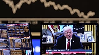 Donald Trump bejelentése a frankfurti tőzsde monitorján, 2025. április 2-án
