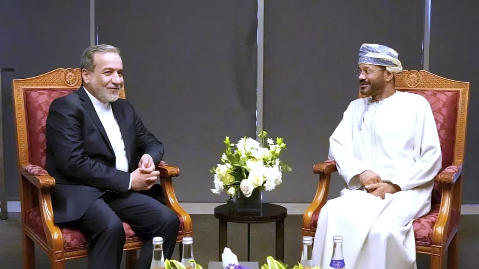 وزير الخارجية الإيراني عباس عراقجي يلتقي نظيره العُماني بدر البوسعيدي قبيل انطلاق المفاوضات مع المبعوث الأمريكي للشرق الأوسط ستيف ويتكوف في مسقط، سلطنة عُمان، اليوم السبت.