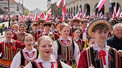 Polen tanzen die Polonaise bei einer patriotischen Demonstration anlässlich des 1.000-jährigen Jubiläums der Krönung des ersten polnischen Königs, Warschau, Polen, Samstag, 12. April 2025