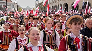 Polacos bailan la Polonesa en una manifestación patriótica que celebra los 1.000 años de la coronación del primer rey polaco, Varsovia, Polonia, sábado 12 de abril de 2025.