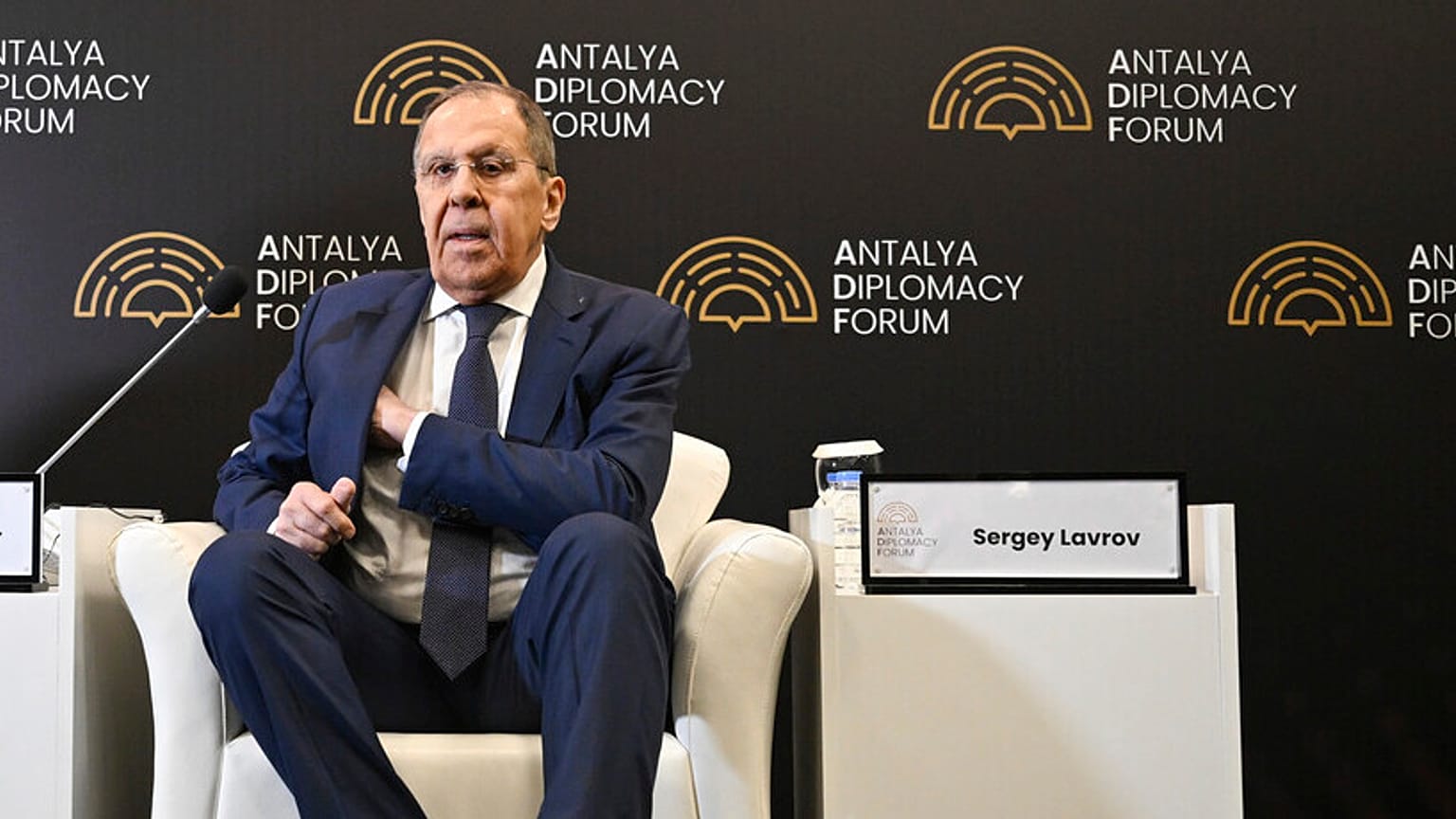El ministro de Asuntos Exteriores ruso, Sergey Lavrov, llega para participar en un panel durante el Foro Diplomático de Antalya, en Antalya, Turquía, sábado 12 de abril de 2025.