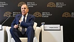 Der russische Außenminister Sergej Lawrow nimmt an einer Podiumsdiskussion während des Antalya Diplomacy Forum in Antalya, Türkei, teil, Samstag, 12. April 2025