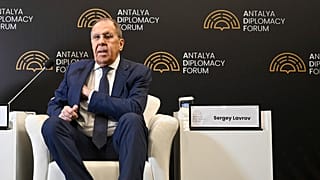 Szergej Lavrov orosz külügyminiszter érkezik, hogy részt vegyen egy panelbeszélgetésen az antalyai diplomáciai fórumon a törökországi Antalyában, 2025. április 12-én, szombaton.