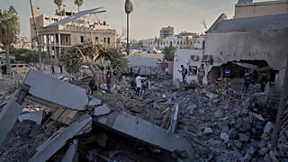 أقسام المستشفى الأهلي العربي تظهر بعد قصف إسرائيلي عقب إنذار بإخلائها، غزة، 13 أبريل/ نيسان 2025.