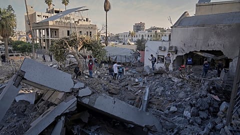 أقسام المستشفى الأهلي العربي تظهر بعد قصف إسرائيلي عقب إنذار بإخلائها، غزة، 13 أبريل/ نيسان 2025.
