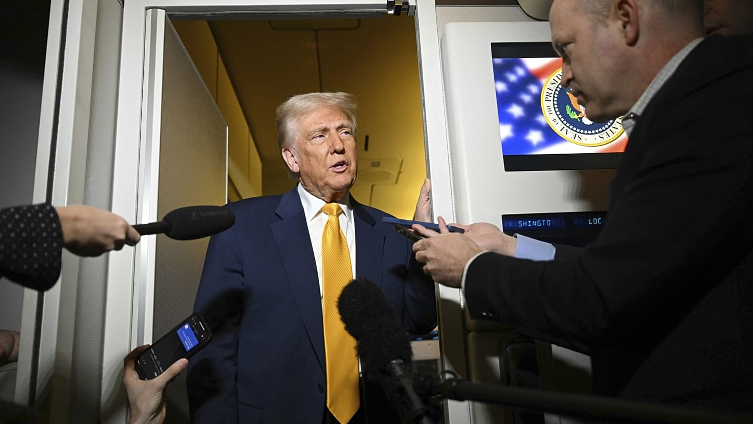 Az amerikai elnök az Air Force One fedélzetén nyilatkozik újságíróknak