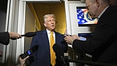 Az amerikai elnök az Air Force One fedélzetén nyilatkozik újságíróknak