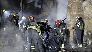 رجال الإنقاذ يحملون جثة أحد السكان المقتولين في أعقاب الهجوم الروسي بطائرة بدون طيار في خاركيف ، أوكرانيا ، في وقت متأخر من يوم الخميس ، 3 أبريل ، 2025.