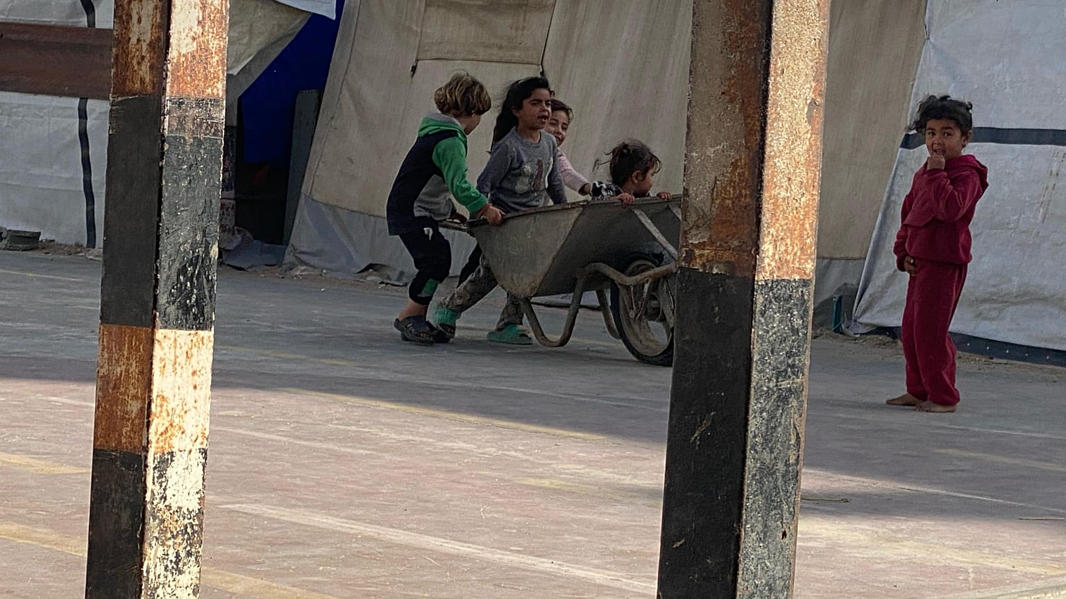 أطفال نازحون يلعبون في دير البلح بقطاع غزة