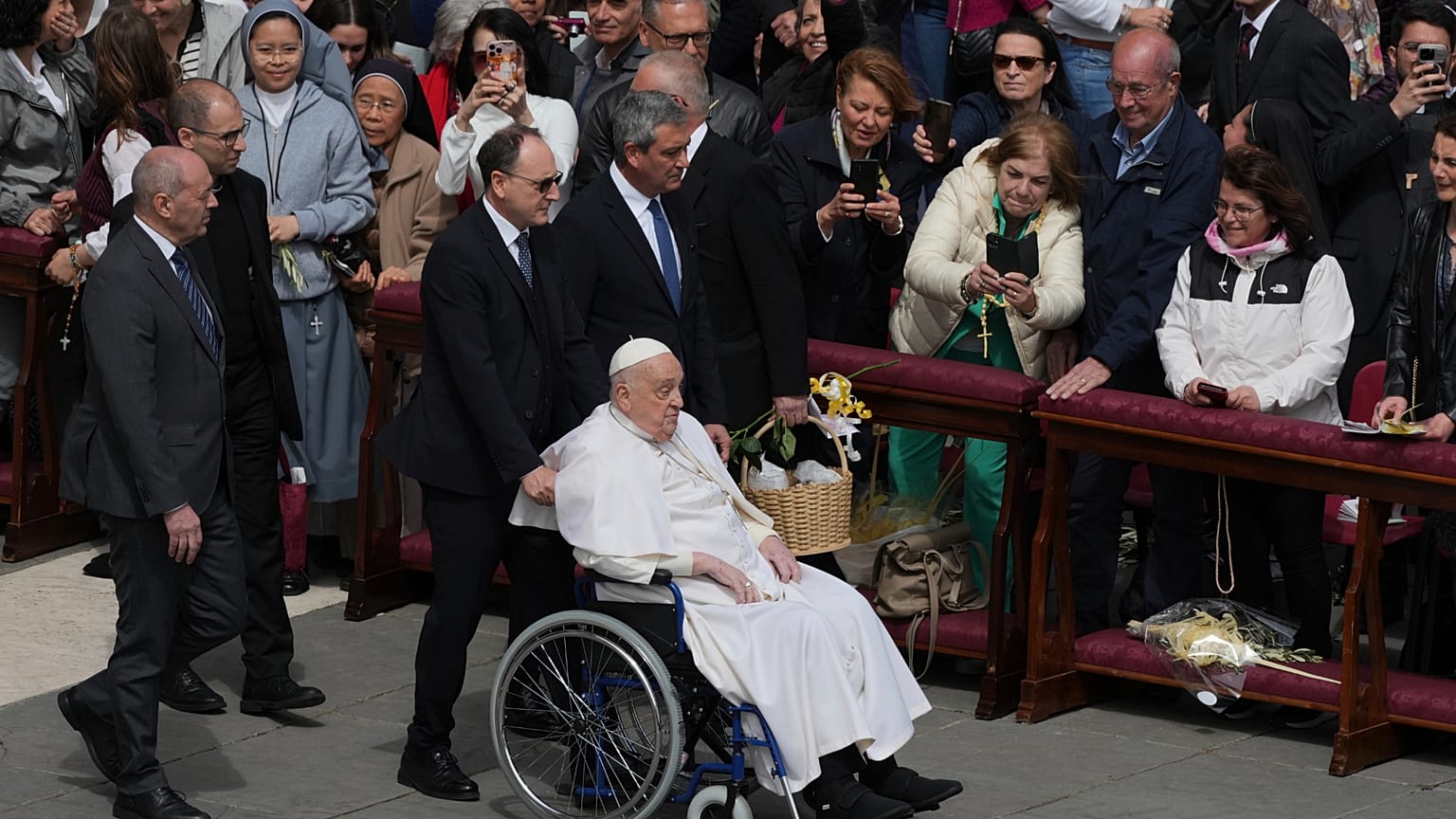 Papst Franziskus im Petersdom