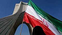 علم ضخم تحت برج "آزادي" خلال مسيرة إحياء ذكرى الثورة الإسلامية في طهران، 11 شباط/فبراير 2024.