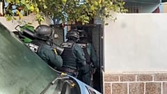 Beamte der Guardia Civil bei einer Razzia zur Zerschlagung einer Menschenhandelsorganisation, Cartagena, Region Murcia, Spanien, April 2025.