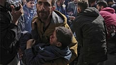 أطفال فلسطينيون أصيبوا في غارة جوية إسرائيلية يتم نقلهم إلى المستشفى المعمداني في مدينة غزة ، السبت 12 أبريل / نيسان 2025.
