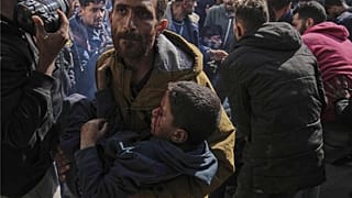 أطفال فلسطينيون أصيبوا في غارة جوية إسرائيلية يتم نقلهم إلى المستشفى المعمداني في مدينة غزة ، السبت 12 أبريل / نيسان 2025.