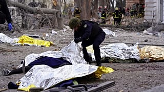 La ville de Soumy frappée par une attaque de missiles russe meurtrière, Ukraine, dimanche 13 avril 2025. 