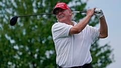 DATEI - Präsident Donald Trump spielt während der Pro-Am-Runde des Bedminster Invitational LIV Golfturniers in Bedminster, NJ, am 28. Juli 2022.