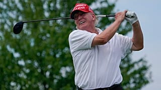 FILE - Donald Trump amerikai elnök játszik a Bedminster Invitational LIV golfverseny pro-am fordulóján az észak-amerikai Bedminsterben 2022. július 28-án.