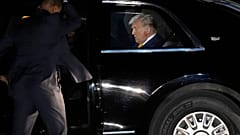 Le président Donald Trump arrive à l'aéroport international de Miami, samedi 12 avril 2025, à Miami, Floride.