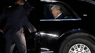 Le président Donald Trump arrive à l'aéroport international de Miami, samedi 12 avril 2025, à Miami, Floride.