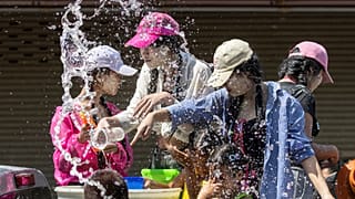 أشخاص يتراشَقون بالماء خلال مهرجان سونغكران احتفالًا بالسنة التايلاندية الجديدة، في إقليم براشينبوري، تايلاند، الأحد 13 نيسان/ أبريل 2025. 