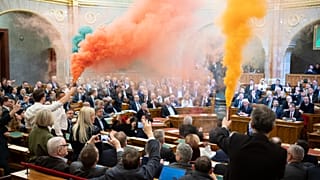Oppositionsabgeordnete protestieren gegen die Abstimmung über das Pride-Verbotsgesetz im Parlament am 18. März 2025