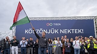Der Vorsitzende der ungarischen Oppositionspartei Tisza, Peter Magyar, schwenkt eine ungarische Flagge bei einer Kundgebung in Budapest, Ungarn, Sonntag, 13. April 2025