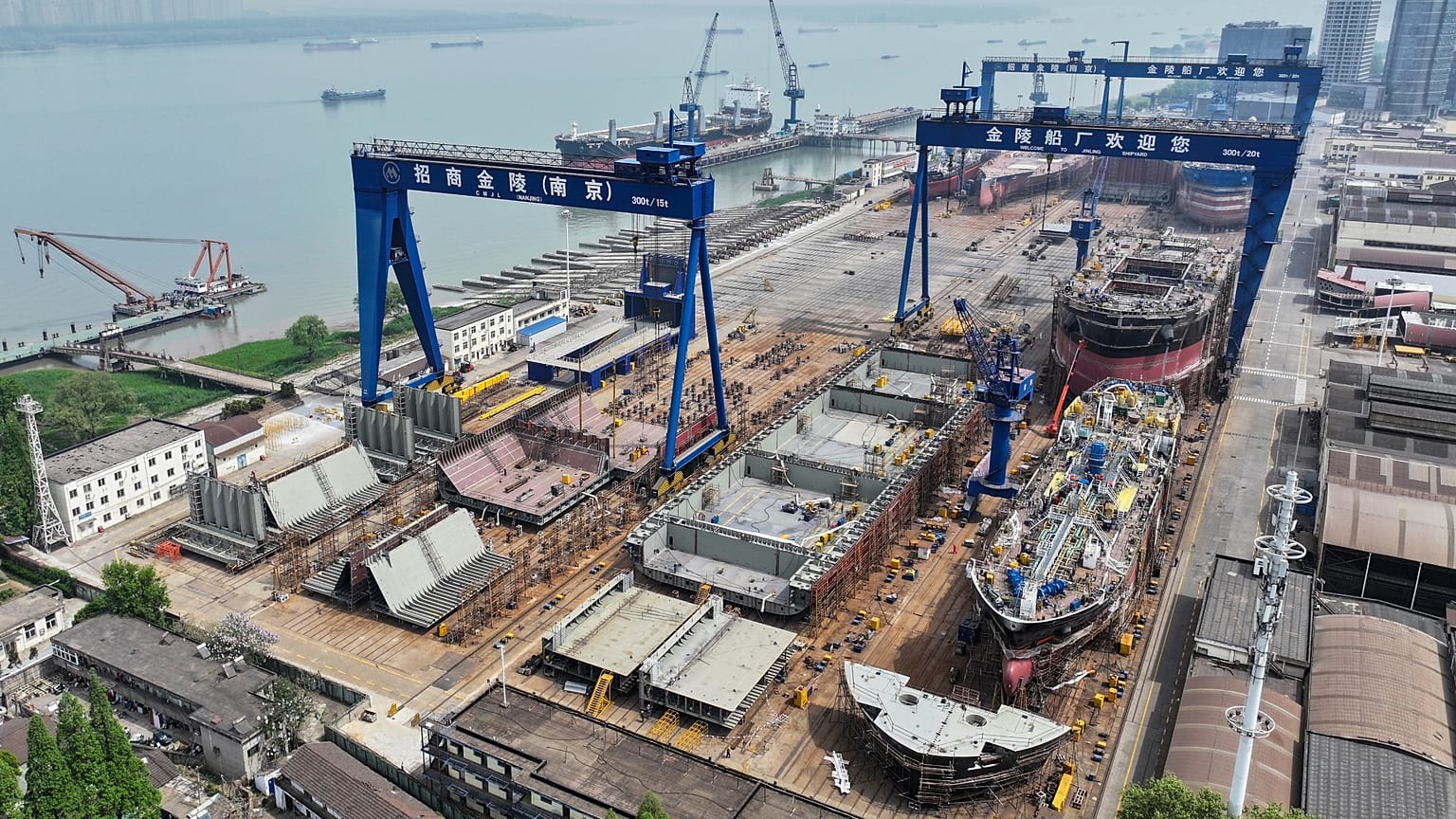 Ein Blick auf im Bau befindliche Schiffe in der Jinling-Werft in Nanjing in der ostchinesischen Provinz Jiangsu am Freitag, 11. April 2025. 